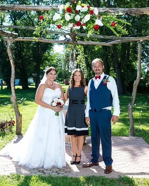 Bretta officiating a Bride and Groom at an outdoor ceremony